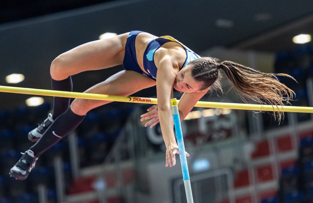 zawodnik podczas skoku