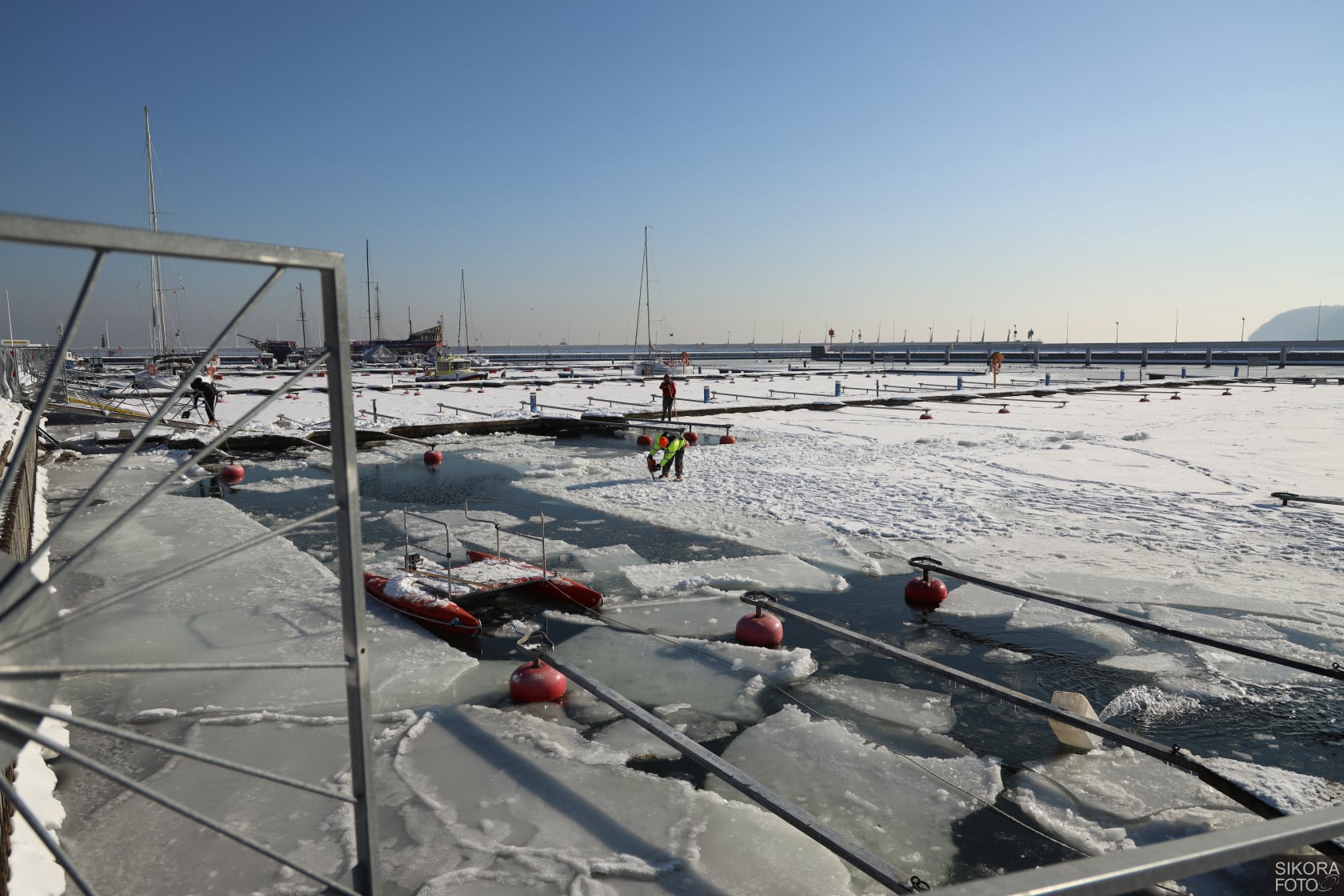 Gdynia Marina skuta lodem podczas Gdynia Winter Swimming Cup 2021 Gdynia Marina skuta lodem podczas Gdynia Winter Swimming Cup 2021