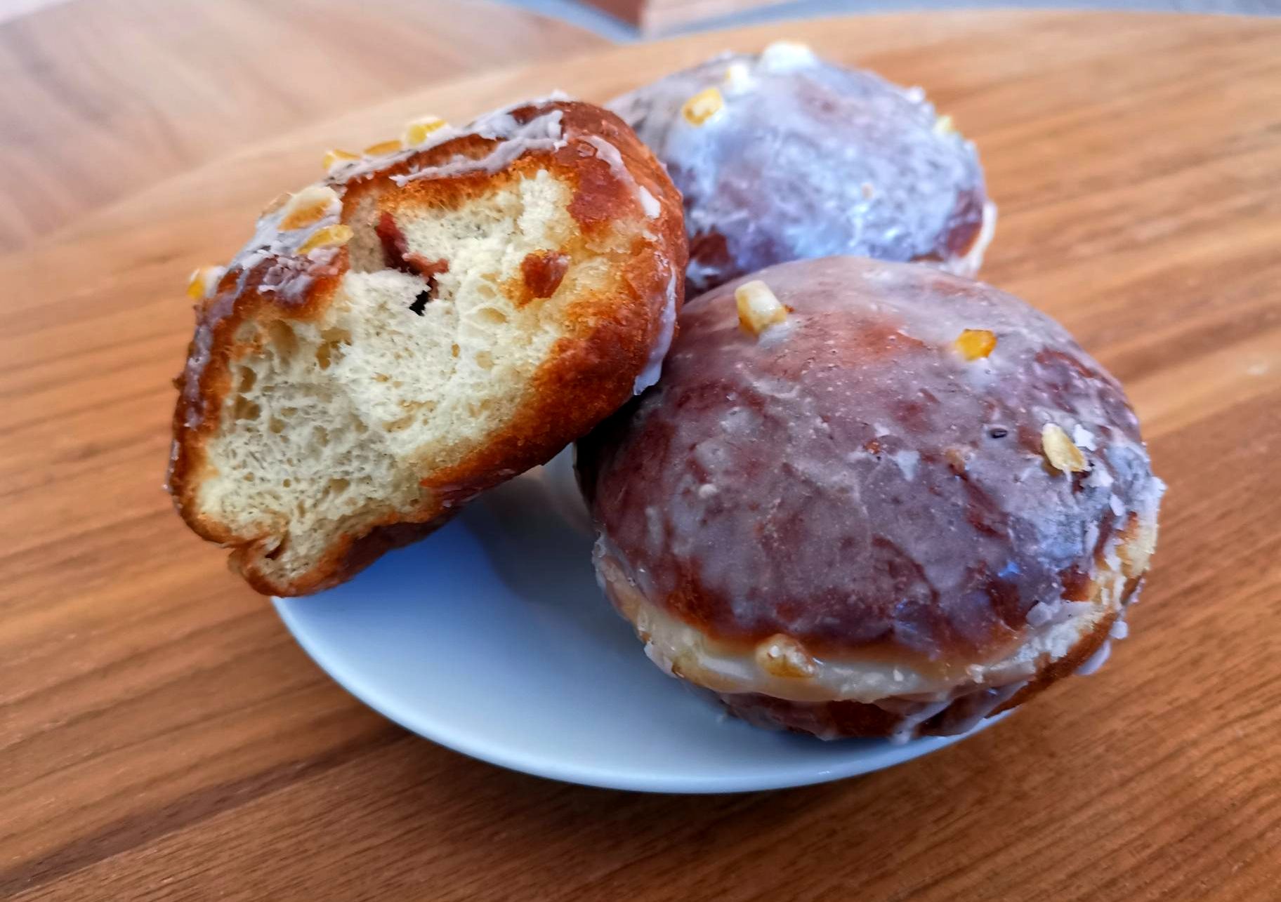 trzy pączki z czego jeden jest obgryziony