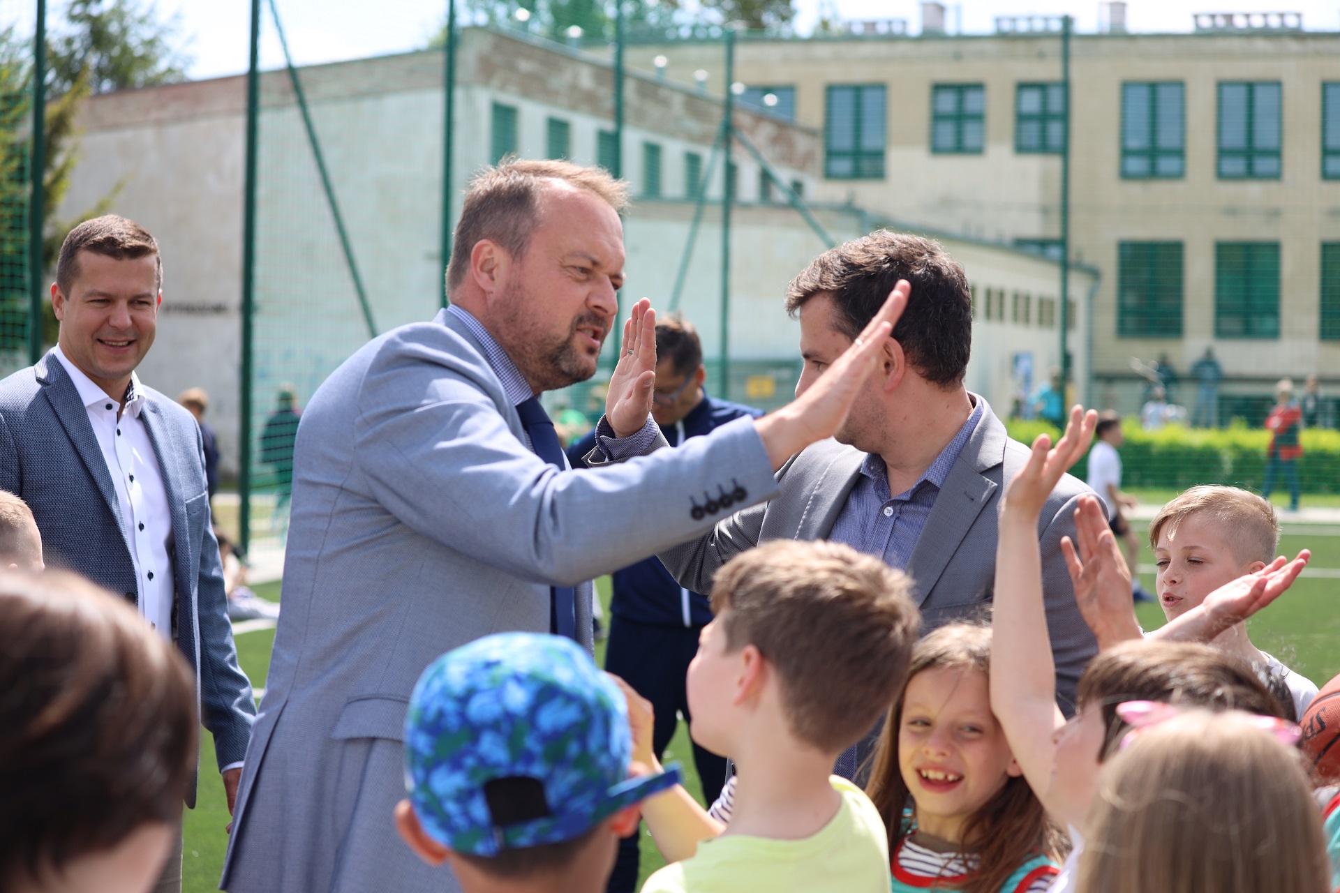 wiceprezydent Łucyk zbijający piątki z uczniami