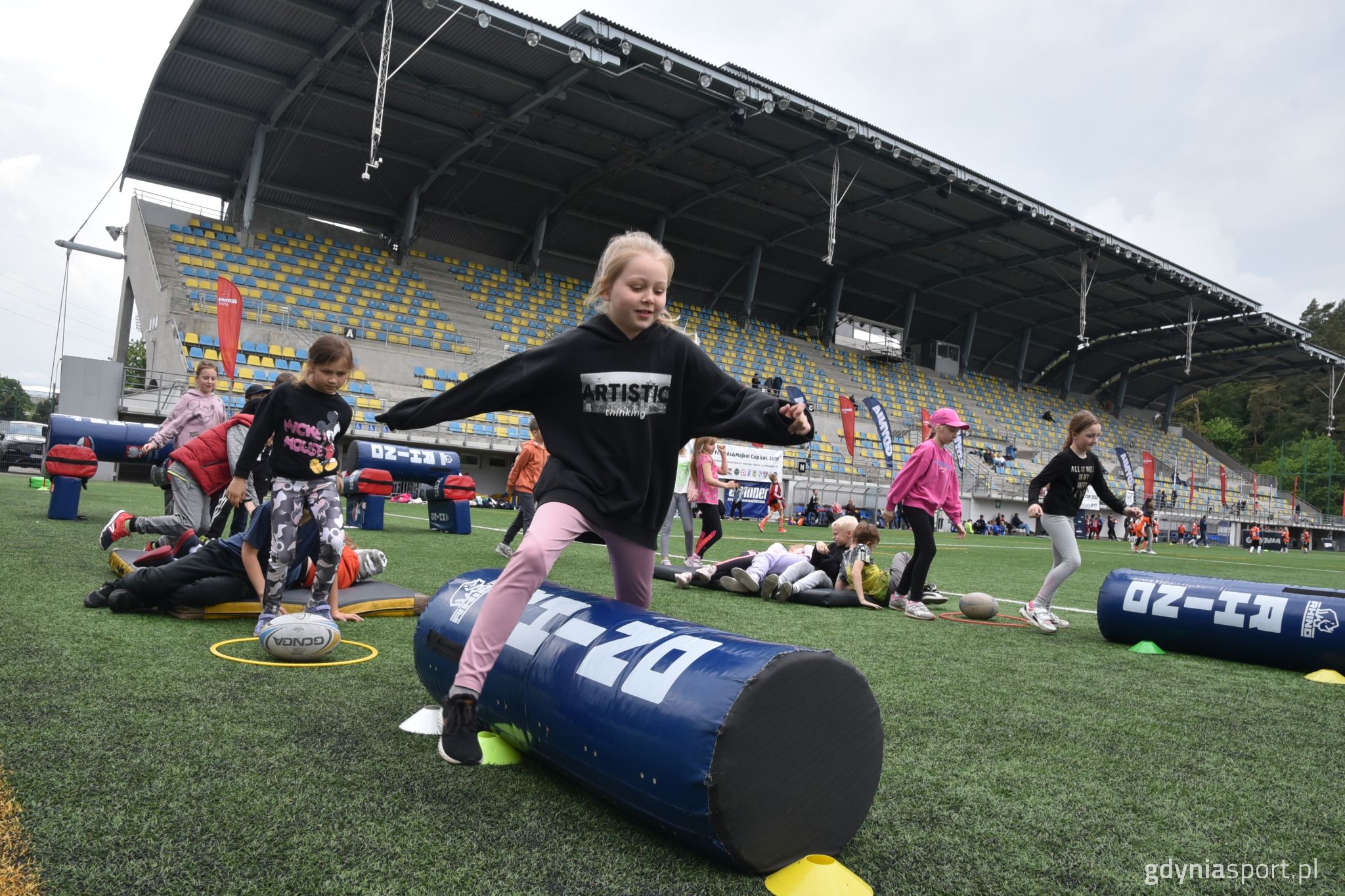 dzieci na torze przeszkód na Narodowym Stadionie Rugby