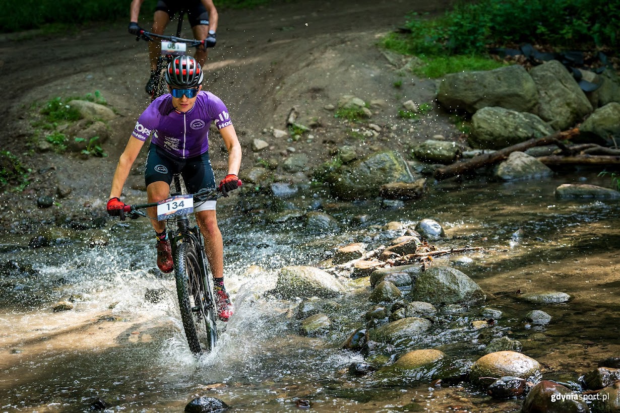 zawodniczka przejeżdżająca przez rzekę