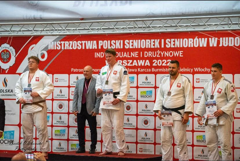 trener Jasiński oraz Jakub Sordyl oraz pozostali zawodnicy na podium