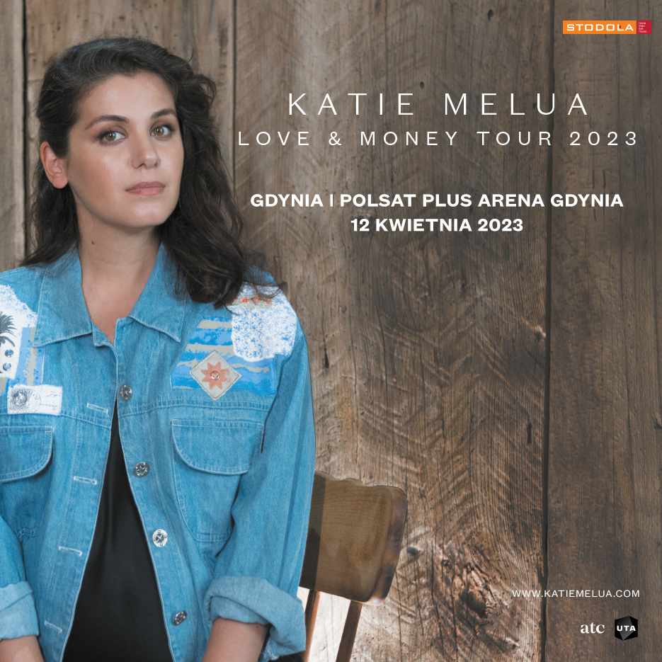 Katie Melua w dżinsowej katanie na tle drewnianych desek