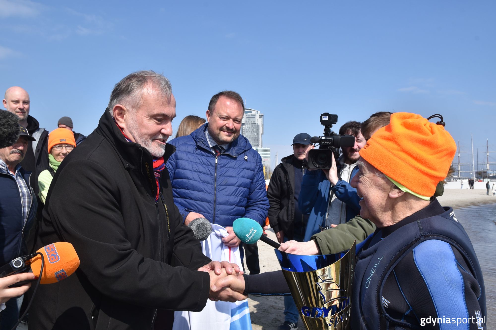 prezydent Wojciech Szczurek wręczający puchar