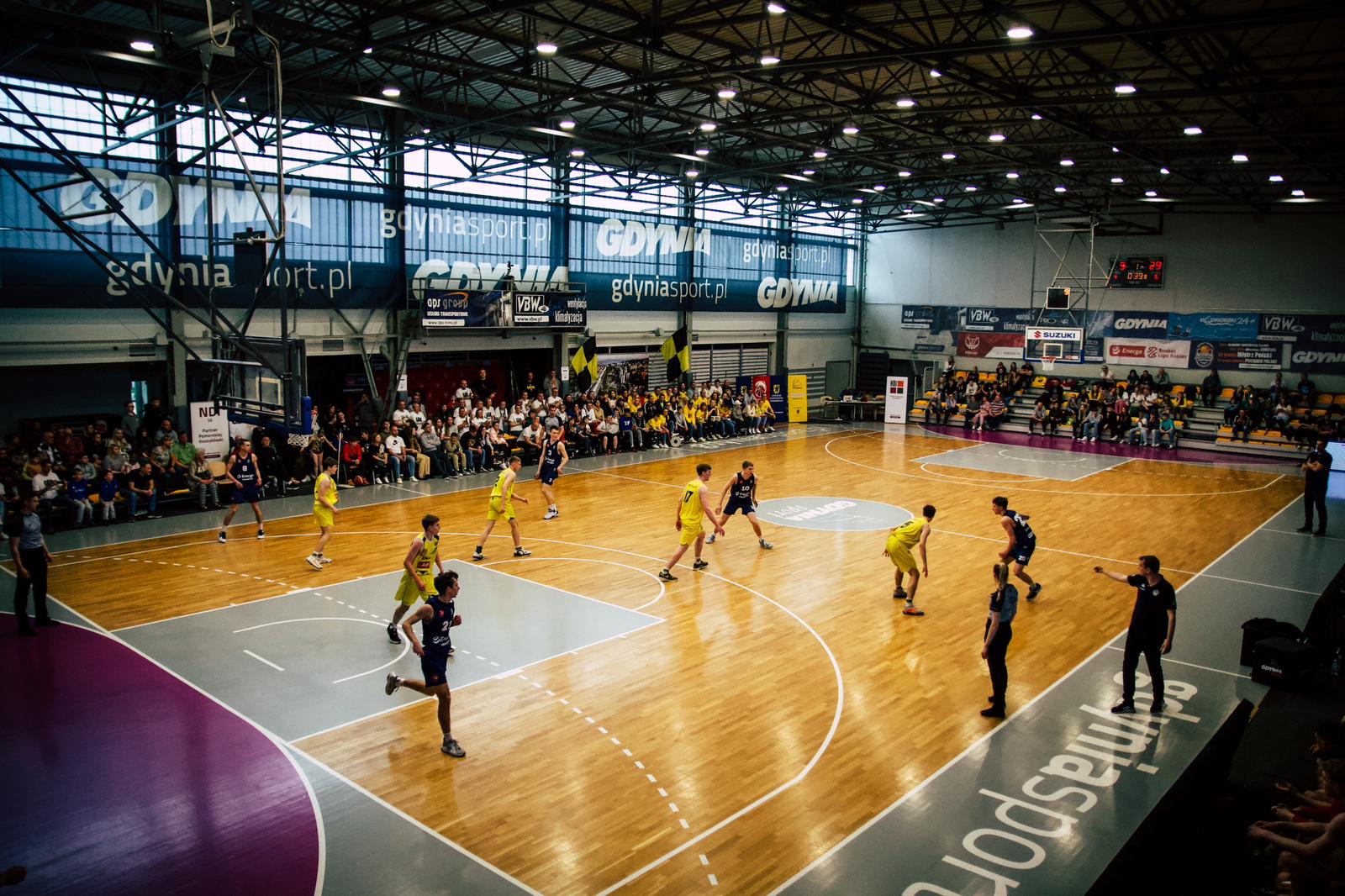 hala gier GCS podczas meczu - zawodnicy na boisku, kibice na trybunach