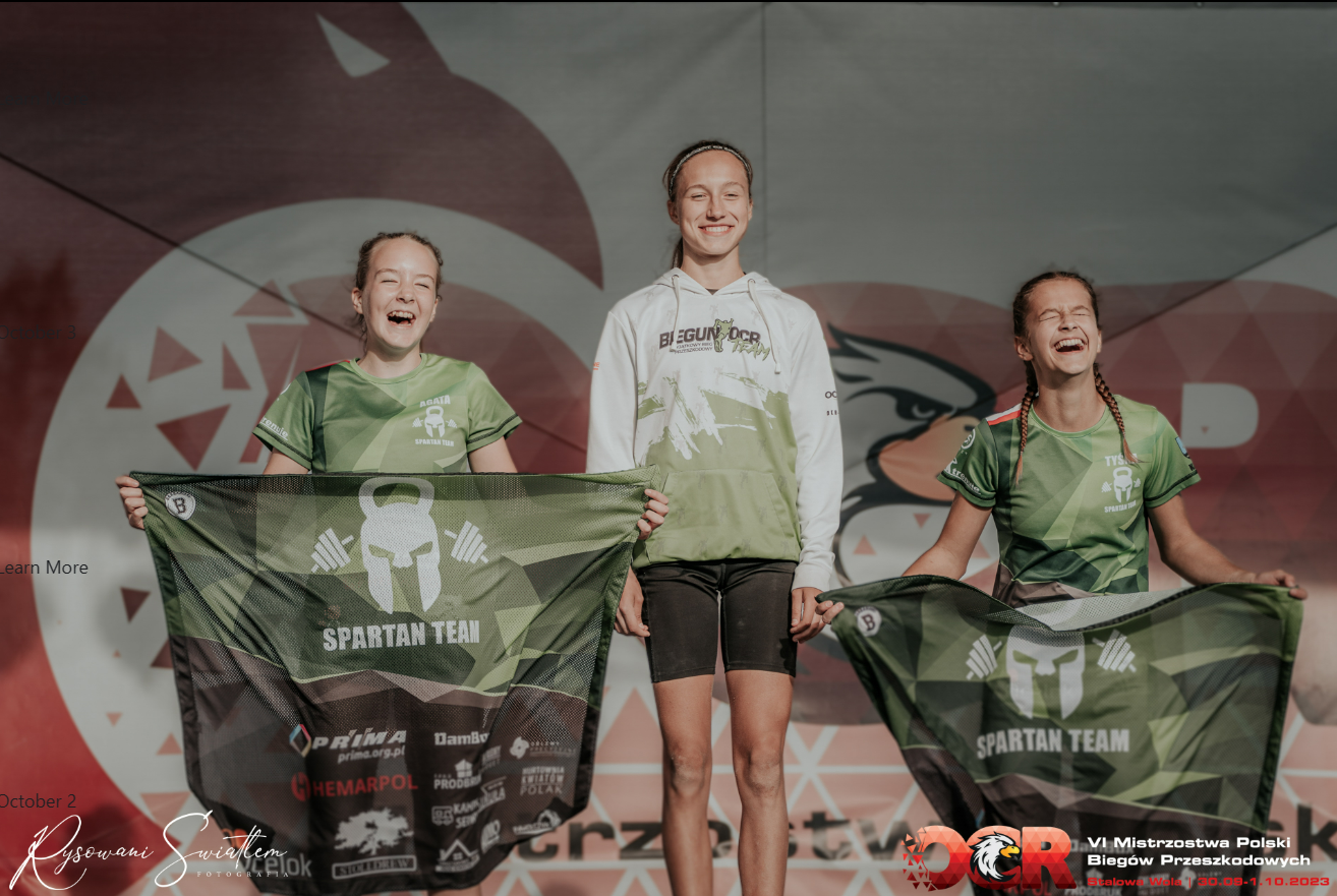 uśmiechnięte zawodniczki na podium