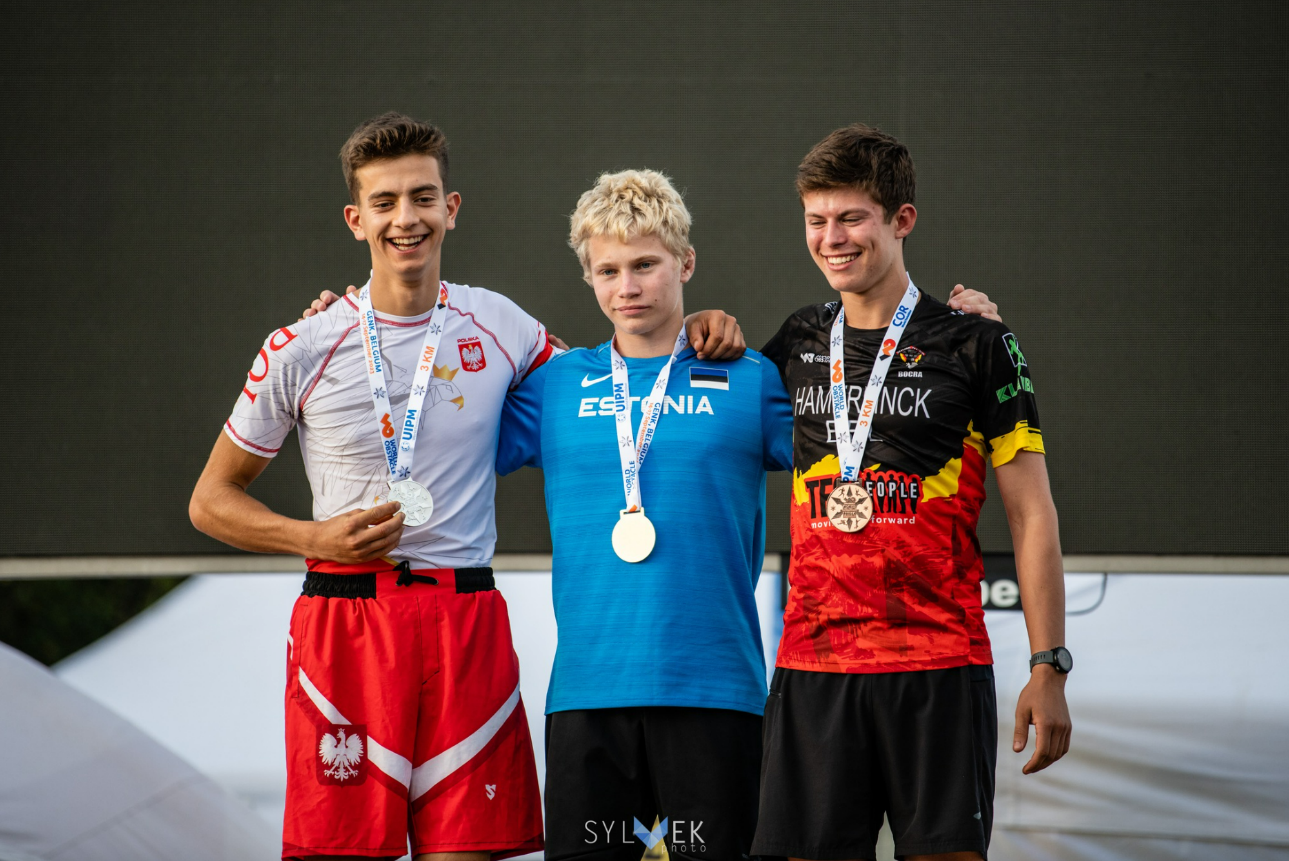 zawodnicy na podium