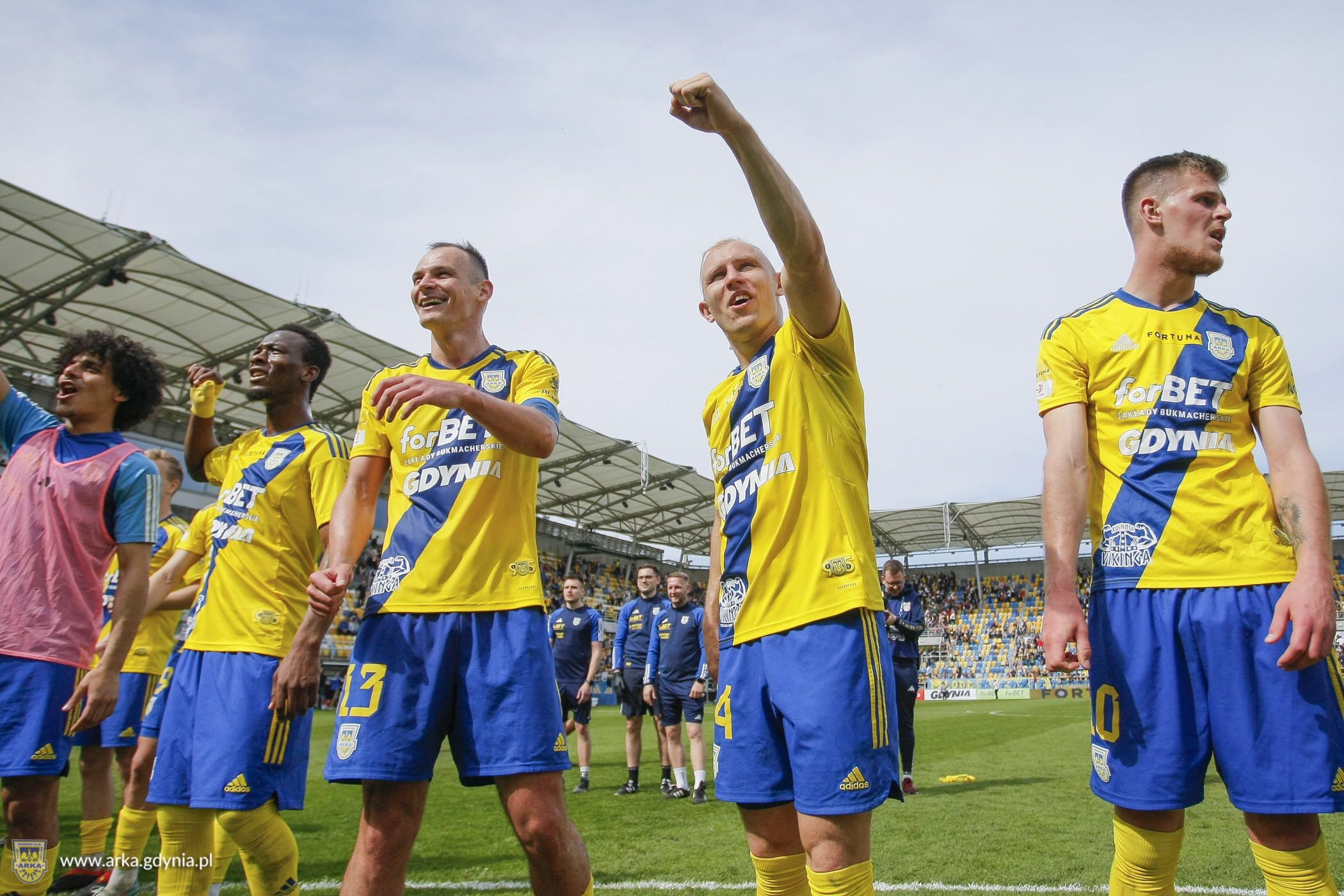 piłkarze Arki cieszący się po wygranej