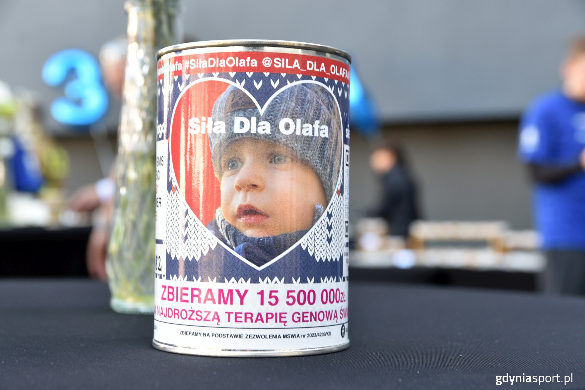 puszka, w której zbierane są pieniądze na pomoc Olafowi