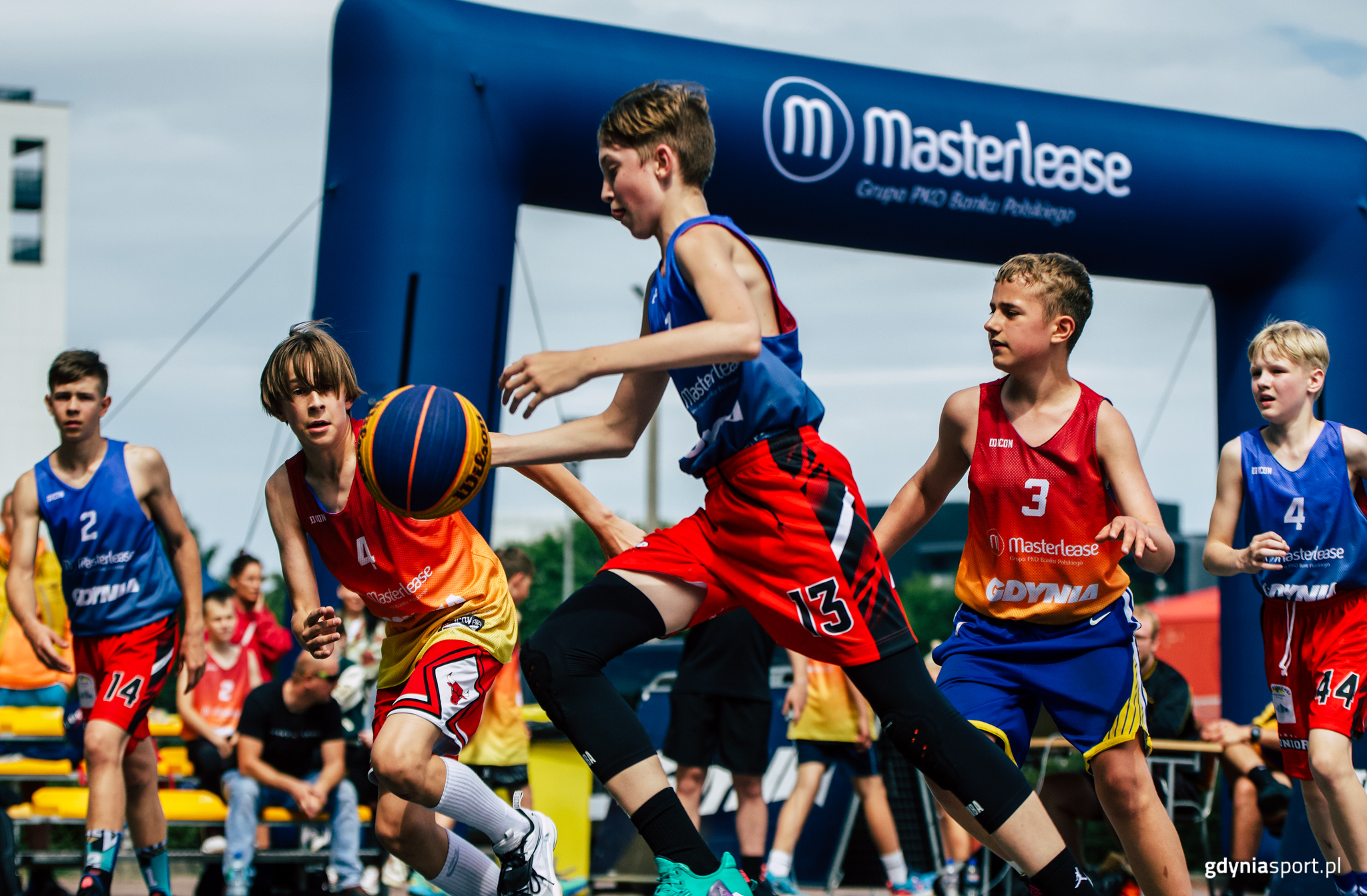 zawodnicy na tle bramy partnera