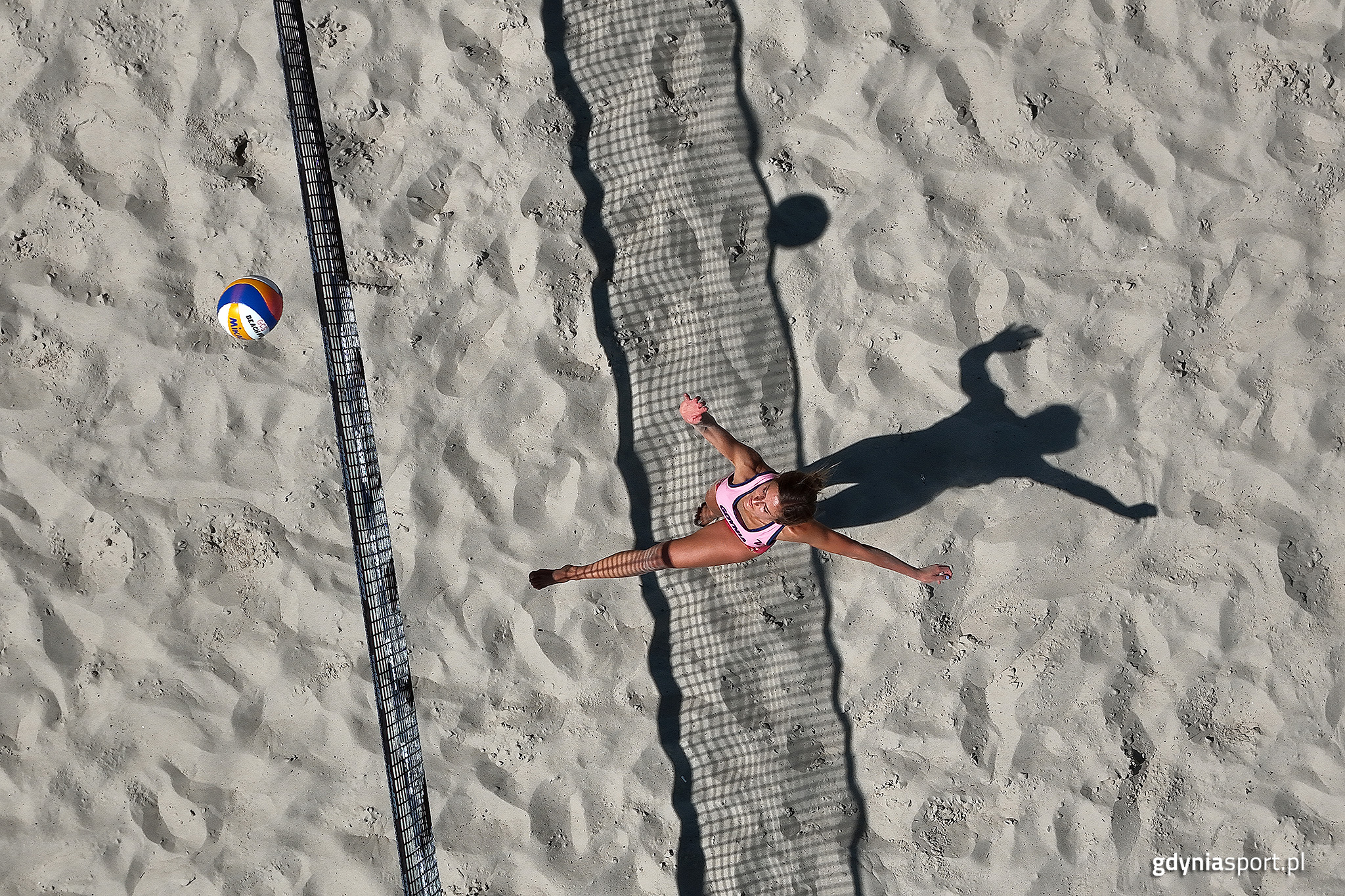 zawodniczka podczas serwisu. zdjęcie z lotu ptaka