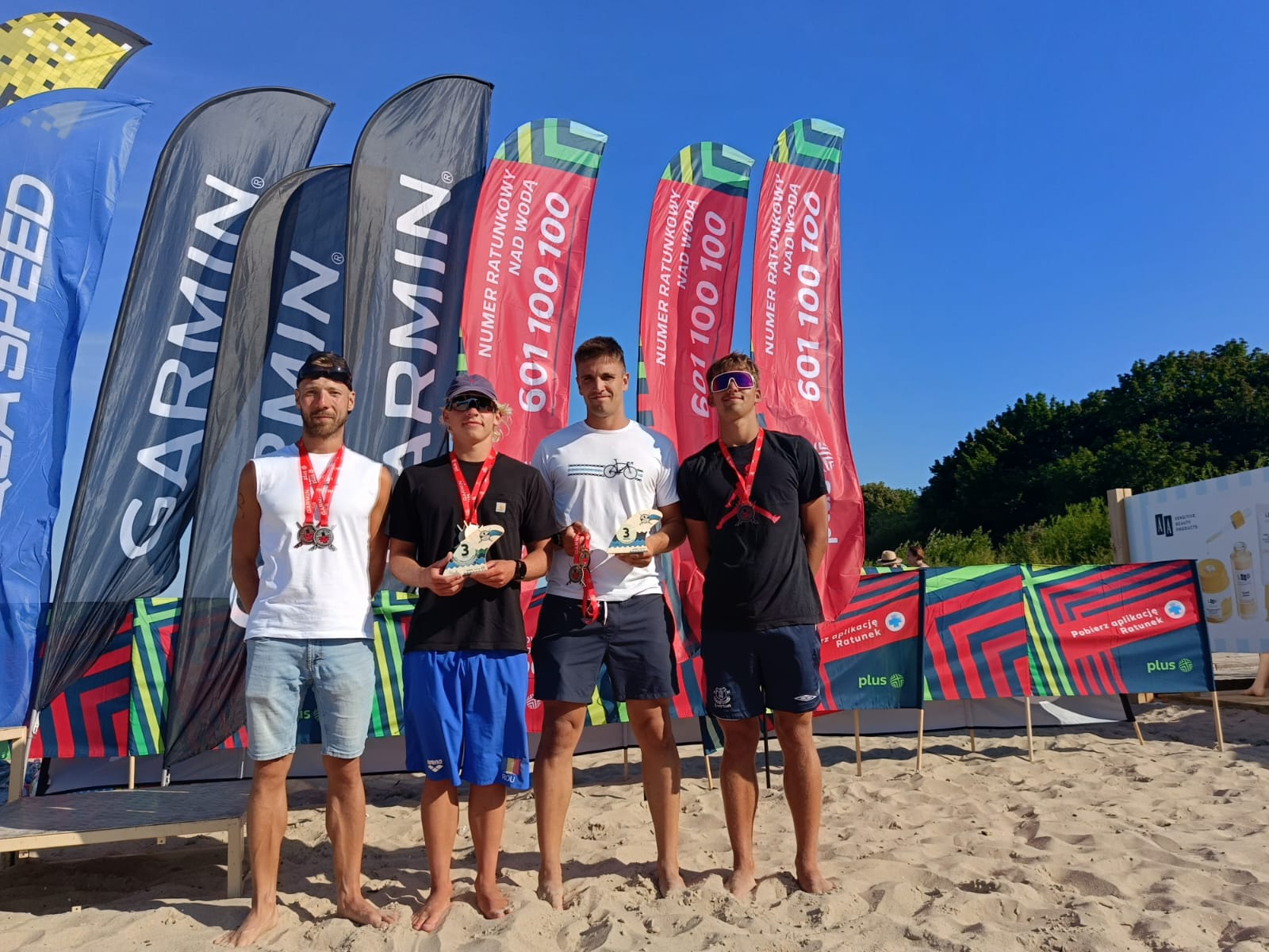 zawodnicy na tle flag na plaży