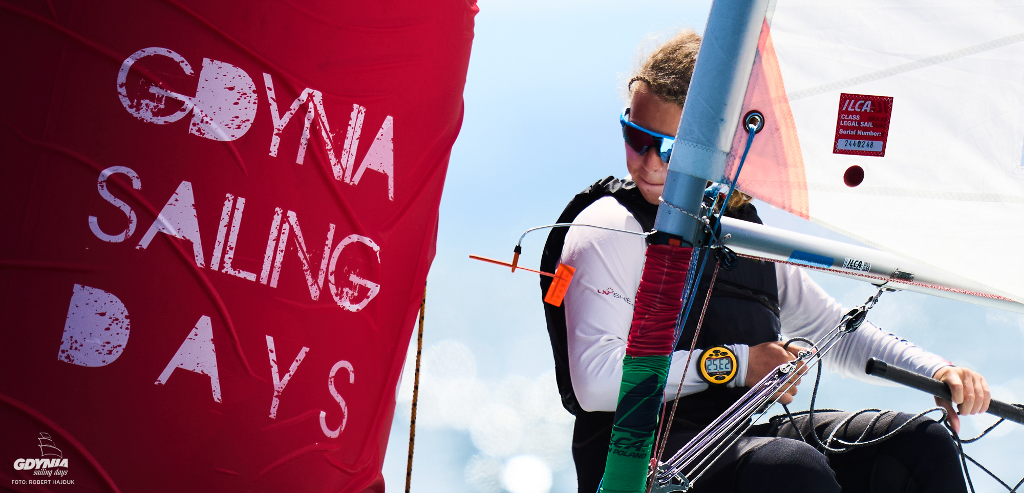 młody żeglarz i boja