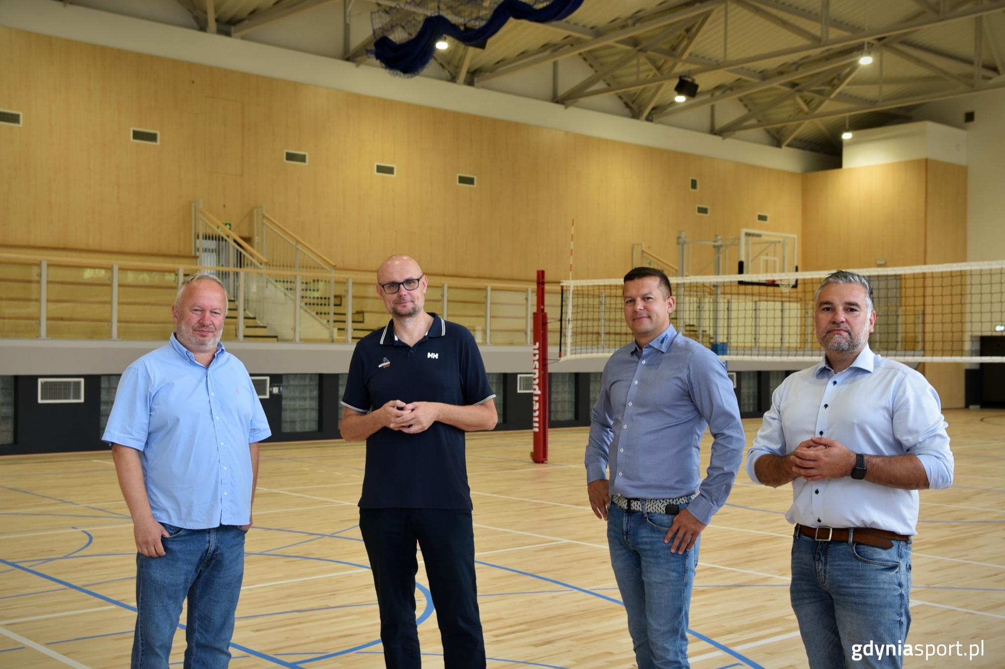 Obecni na piątkowym spotkaniu w hali (od lewej): Krzysztof Jankowski, dyrektor szkoły; Bartłomiej Austen, wiceprezydent Gdyni; Paweł Brutel, zastępca dyrektora GCS, p.o. dyrektora GCS, Tomasz Cząstka (fot. Marek Urbaniak)