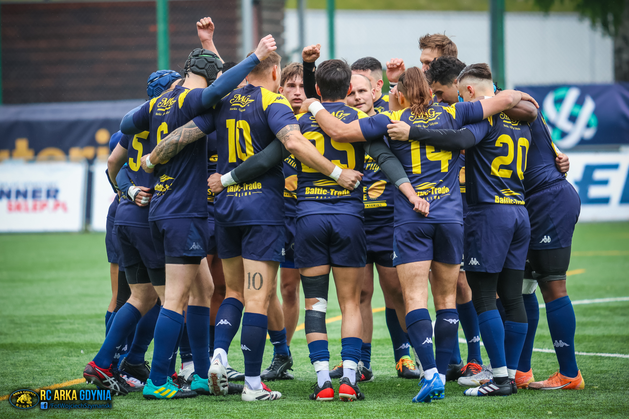 zawodnicy Arki w kole razem
