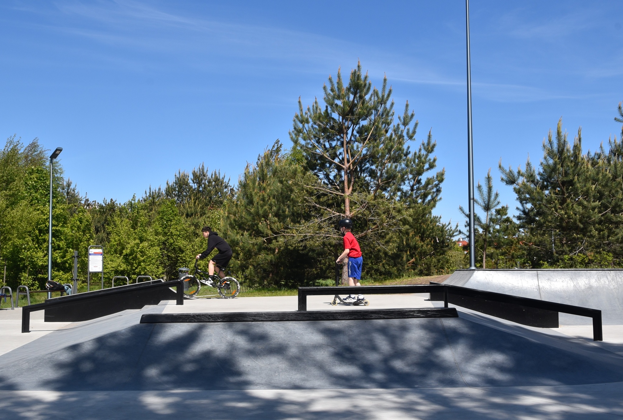 dzieci bawiące się na skateparku