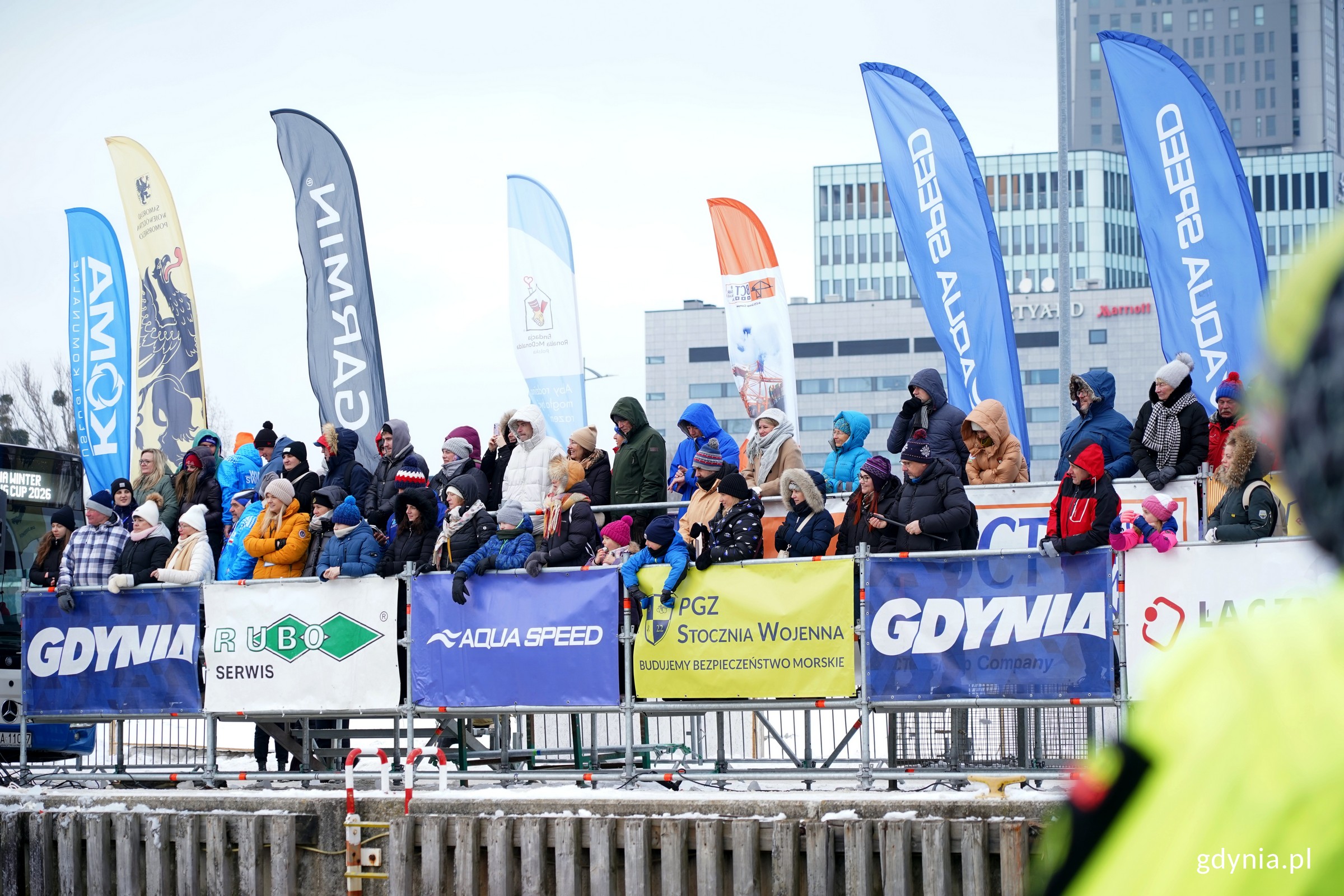 Mimo niskiej temperatury trybuny zawodów były zawsze pełne (fot. M. Czernek)