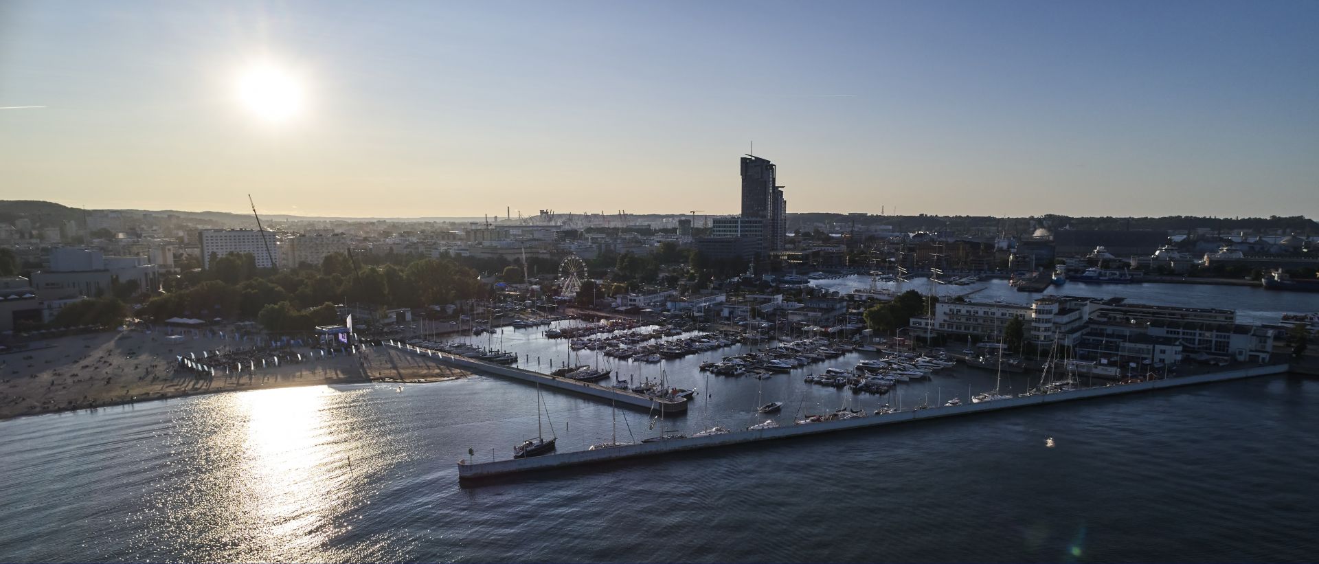 Marina Gdynia zdjęcie z drona podczas zachodu słońca 