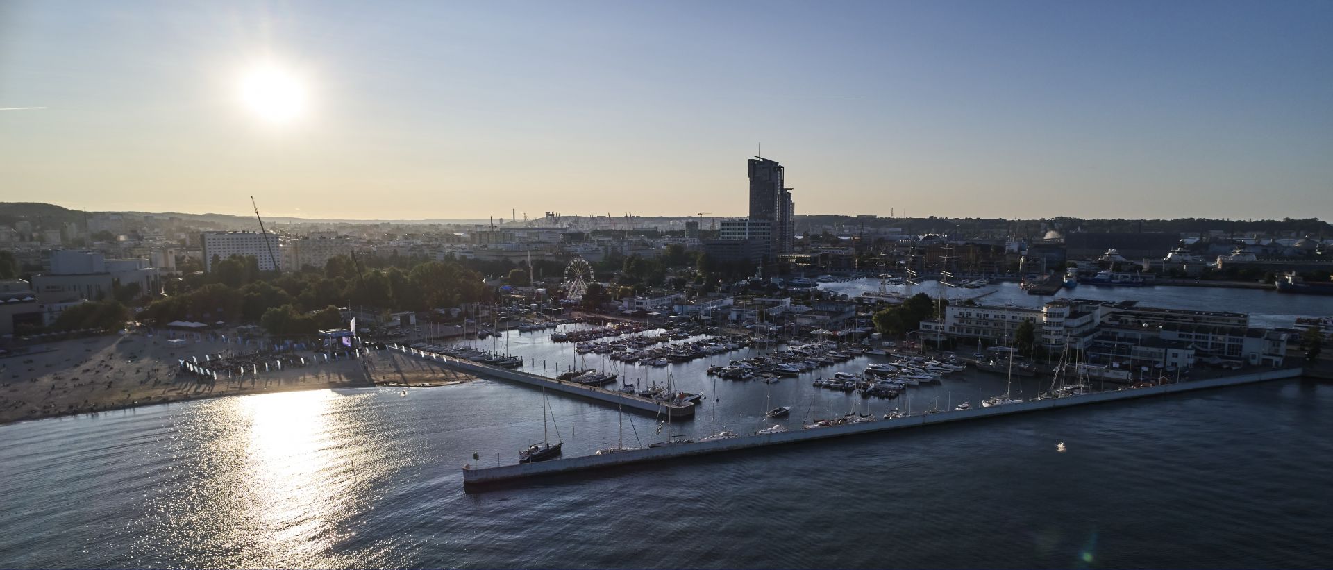 Marina Gdynia zdjęcie z drona podczas zachodu słońca
