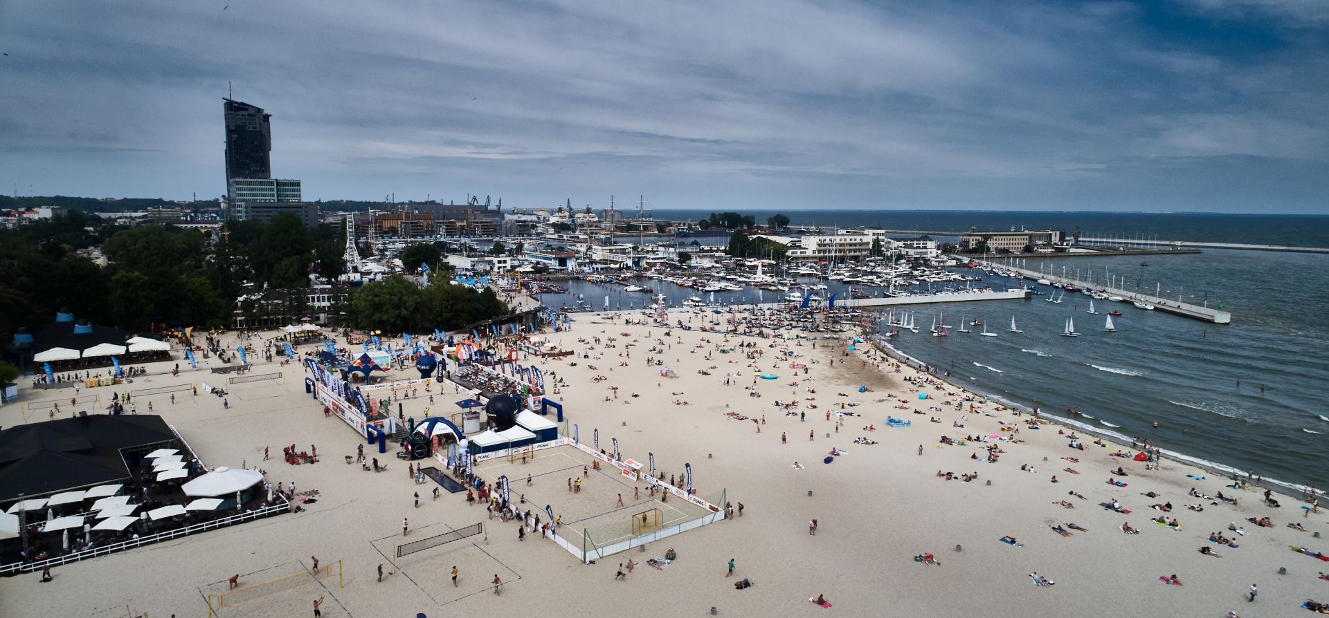 plaża Gdynia Śródmieście z lotu ptaka - zdjęcie z drona 