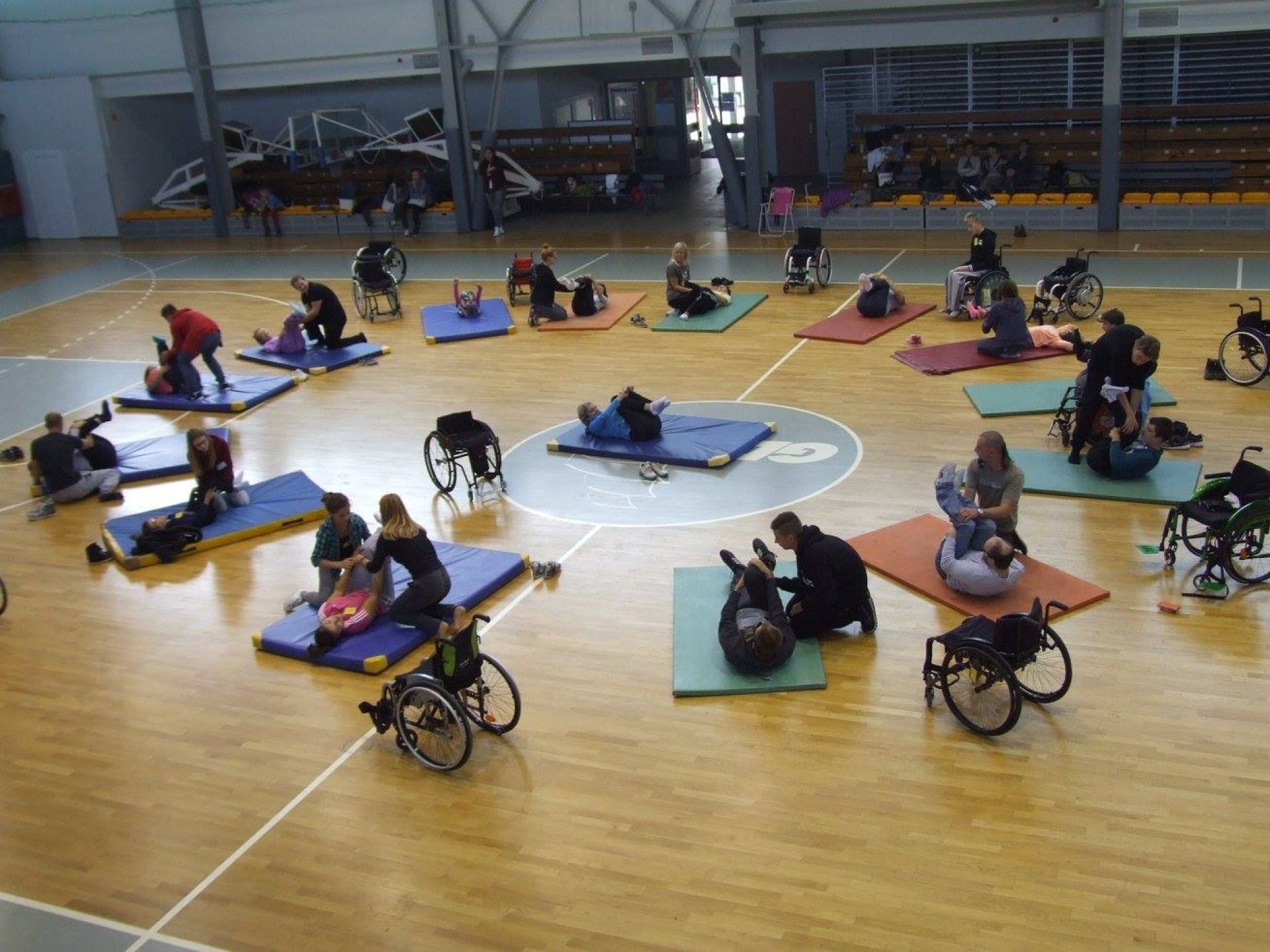 Niepełnosprawni na wózkach podczas zajęć sportowych 