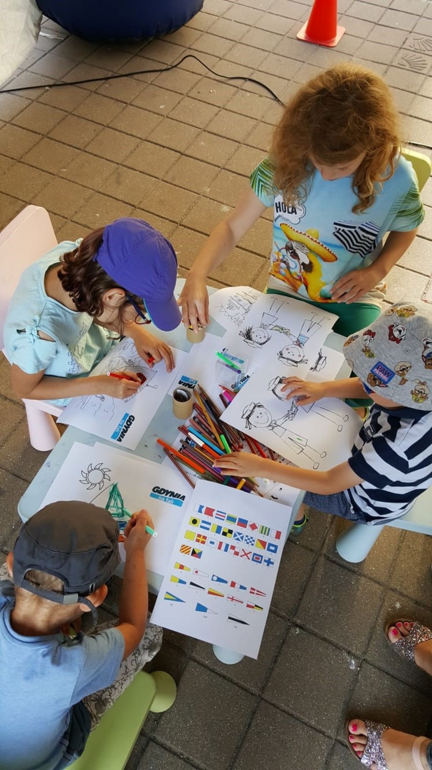 Dzieci kolorujące książeczki z obrazkami