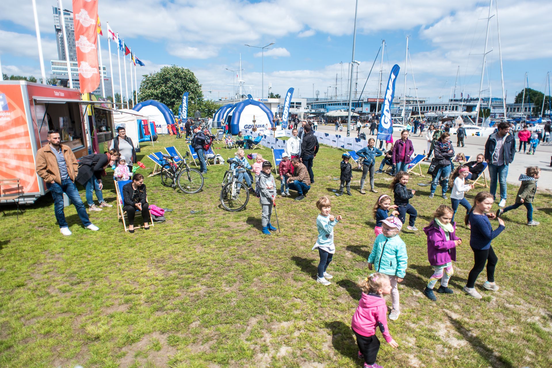 Rodziny piknikowały w gdyńskiej marinie