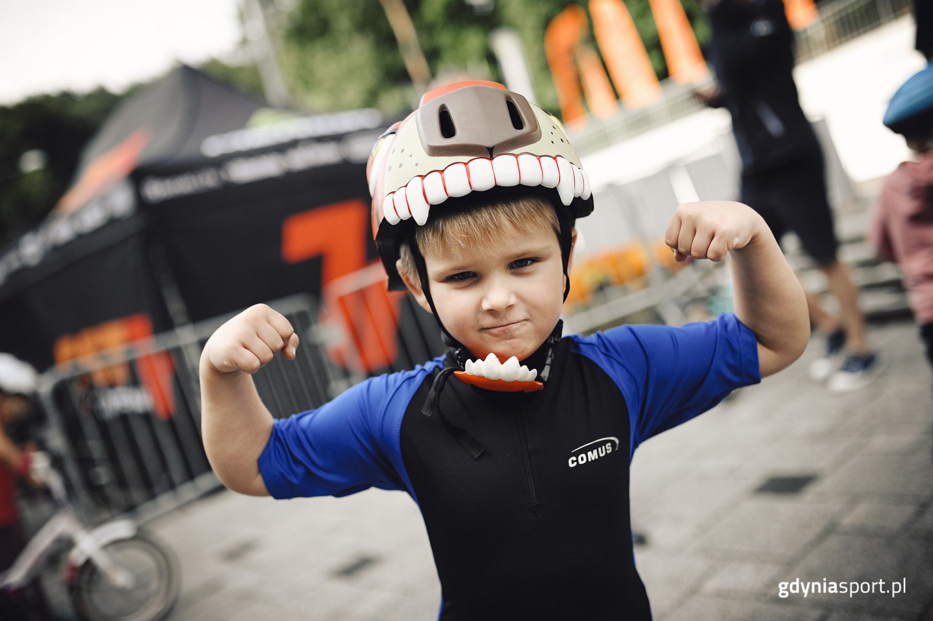 Header podstrony "O nas" - mały chłopiec w kasku rowerowym podnoszący ręce pokazujący siłę 