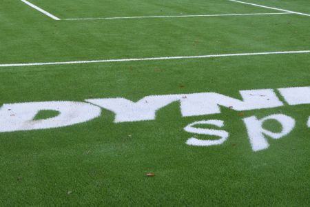 napis "Gdynia Sport" na trawie