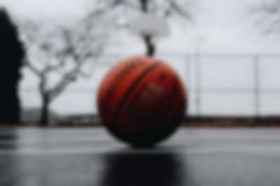 Piłka koszykowa na boisku ulicznym
