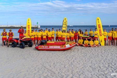 Gdyńscy ratownicy - zdjęcie grupowe na plaży