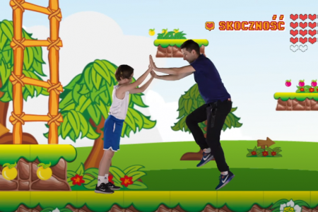 Obrazek z jednym z kadrów filmu prezentująca ćwiczących chłopca i trenera na grafie przypominającej grę