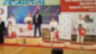 Dominika Kuźma-Ebel (pierwsza z prawej) w swoim debiucie na mistrzostwach tej rangi zdobyła brązowy medal