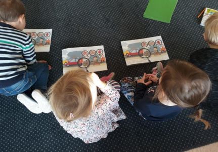 Dzieci i rysunki - kampania odprowadzam sam