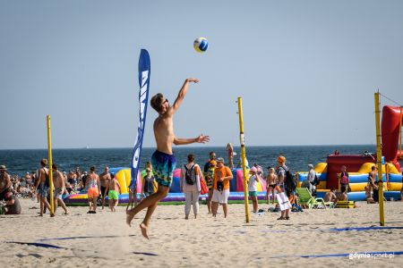 Uczestnik turnieju plażowego w piłce siatkowej