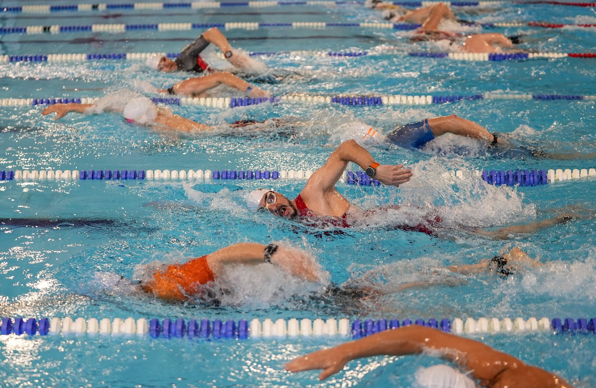 Triathloniści podczas zawodów na pływalni AMW Gdynia 