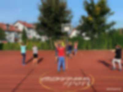 Dzieci na boisku szkolnym