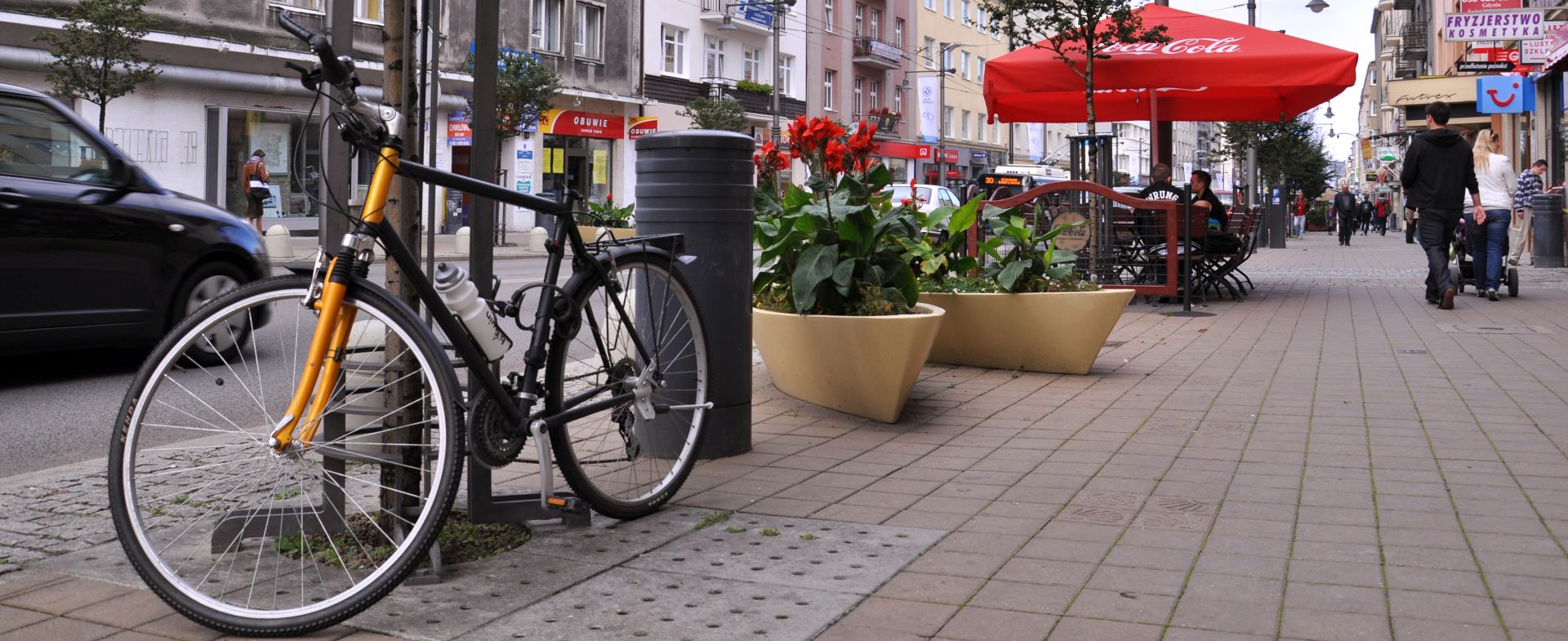 stojący rower na ulicy Świętojańskiej 
