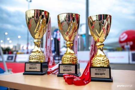 Puchary dla zwycięzkich drużyn w turnieju 3x3 Gdynia