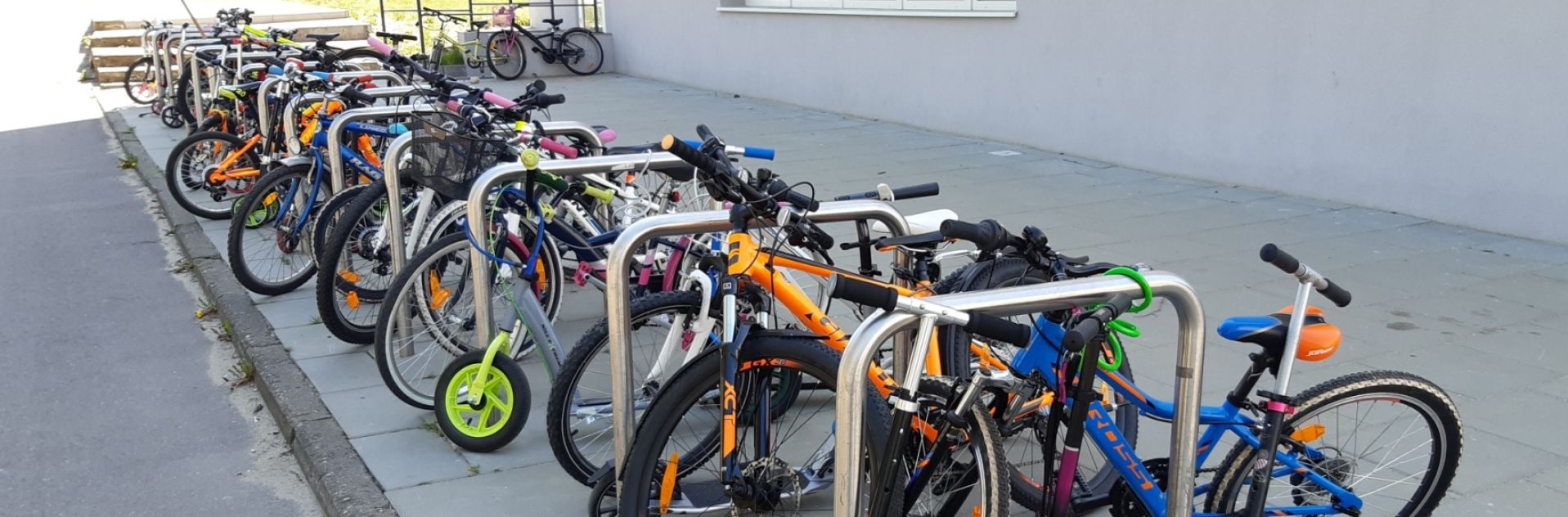 Rowerki zaparkowane pod szkołą