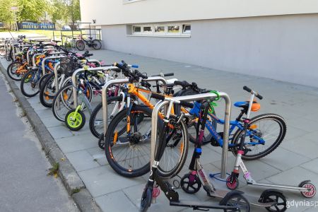 Rowery zaparkowane pod szkołą