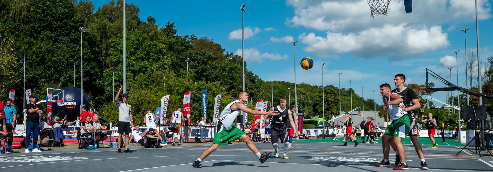 Koszykarz wkładający piłkę do kosza podczas turnieju 3x3 Gdynia 
