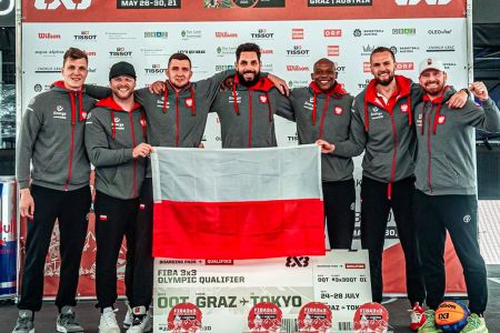 Polski zespół 3x3 z flagą narodową
