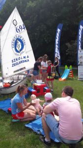 Żaglówka wraz z uczestnikami Święta Morza w Gdyni