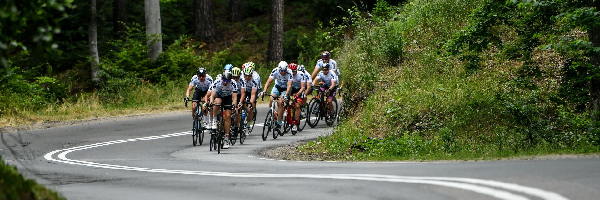 Kolarze jadący w wyścigu Gran Fondo w Gdyni