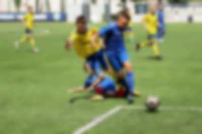 Młodzi piłkarze grający w piłkę nożną