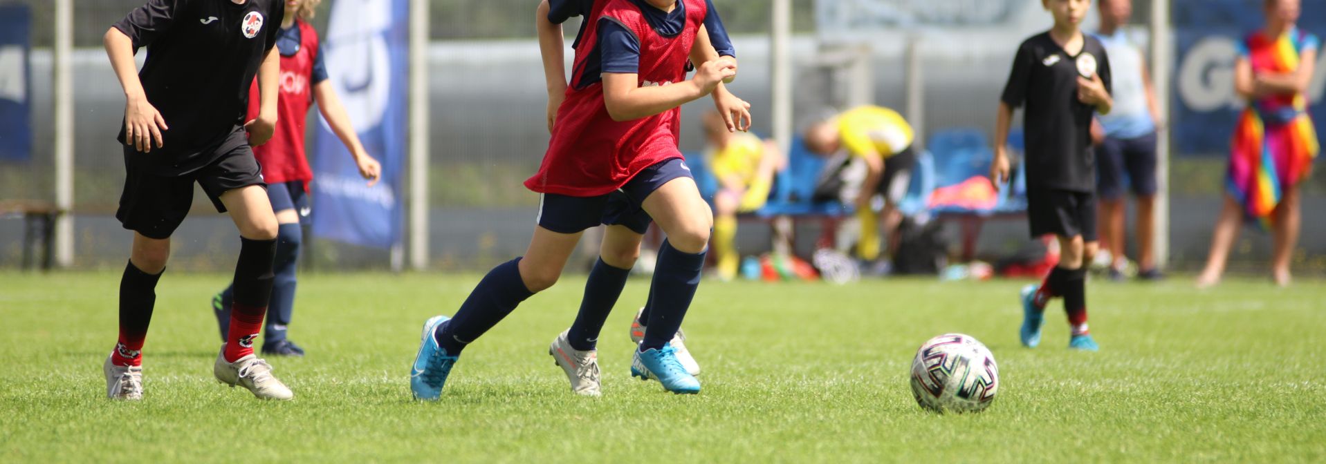 Młodzi piłkarze grający w piłkę nożną 