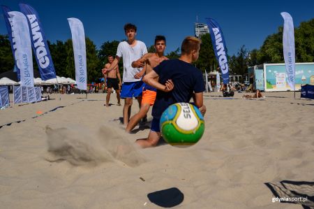 Uczestnicy turnieju plażowej piłki nożnej