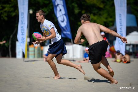 Zawodnicy podczas plażowego turnieju rugby